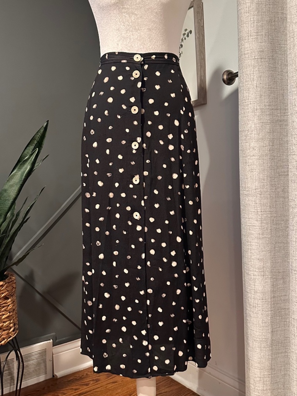 Aritzia Wilfred Black Polka Dot Button Down Skirt Size 0